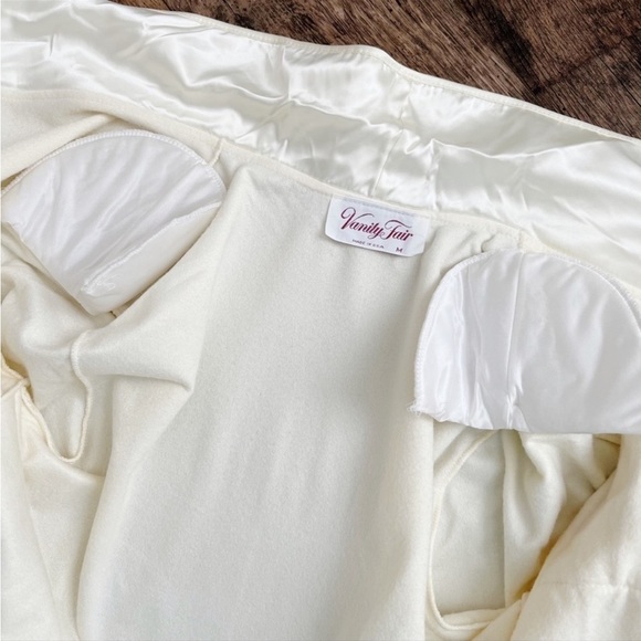 Vintage Vanity Fair Full Length Lace Embroidered Dacron /Polyester Rob NWOT - Picture 7 of 12